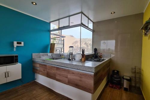 una cucina con bancone, lavandino e finestra di Departamento moderno para 6 personas Ica a Ica