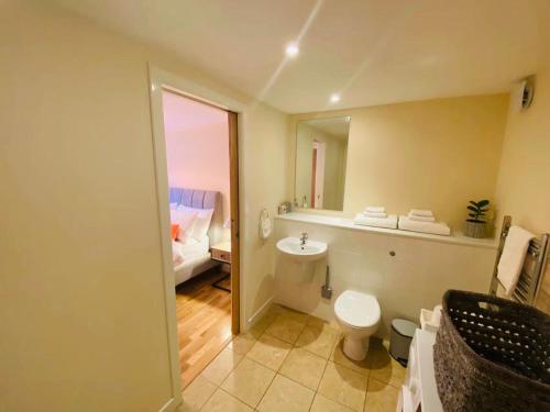 Łazienka z białą toaletą i umywalką w obiekcie 2 Bed 2 bath with Private Parking w Edynburgu