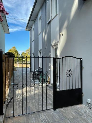 une porte menant à un bâtiment avec une table sur une terrasse dans l'établissement incantevole casa vacanze con parcheggio, à Pise