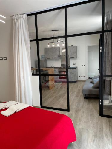 - une chambre avec un lit rouge et un salon dans l'établissement incantevole casa vacanze con parcheggio, à Pise