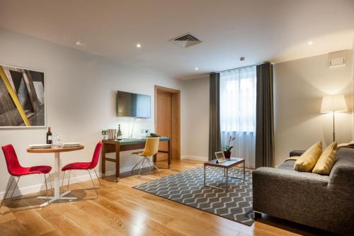 Una televisión o centro de entretenimiento en PREMIER SUITES Dublin, Leeson Street