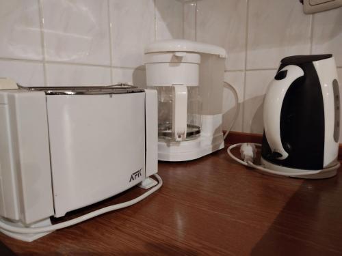 a kitchen counter with a coffee maker and a blender at Klio Guesthouse in Portariá