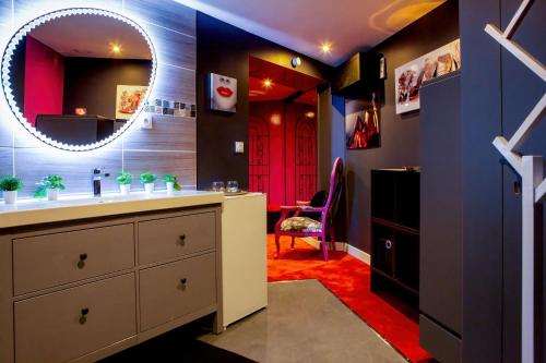 une salle de bain avec un lavabo et un miroir dans l'établissement SUITE MIROIRS Love Hotel Toulouse, à Toulouse