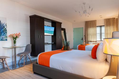 Giường trong phòng chung tại Seaside All Suites Hotel