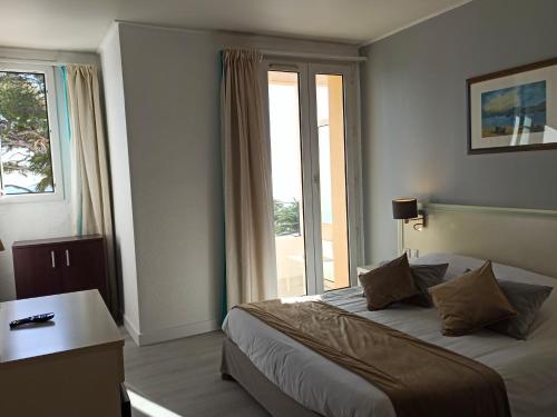 Postel nebo postele na pokoji v ubytování Hotel Restaurant Miramar L'orchidée