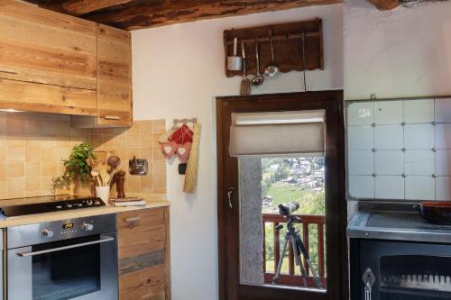 Η κουζίνα ή μικρή κουζίνα στο HelloChalet - Chalet da MiRo - Sunny terraces with stunning Matterhorn views, reachable on foot only