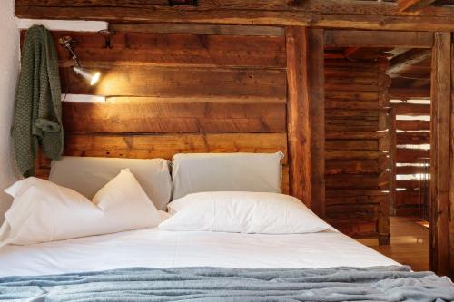 Ένα ή περισσότερα κρεβάτια σε δωμάτιο στο HelloChalet - Chalet da MiRo - Sunny terraces with stunning Matterhorn views, reachable on foot only