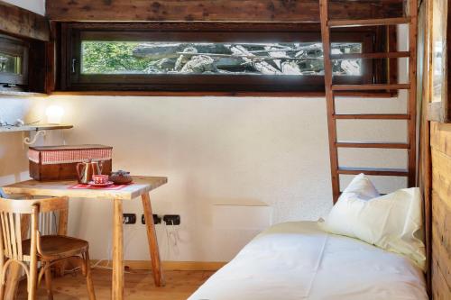 Ένα ή περισσότερα κρεβάτια σε δωμάτιο στο HelloChalet - Chalet da MiRo - Sunny terraces with stunning Matterhorn views, reachable on foot only