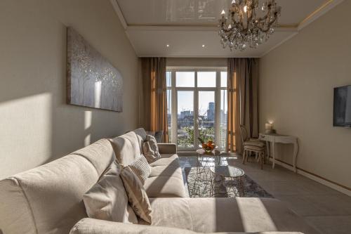 ベオグラードにあるMax Luxury Apartmentsのリビングルーム(ソファ、テーブル付)