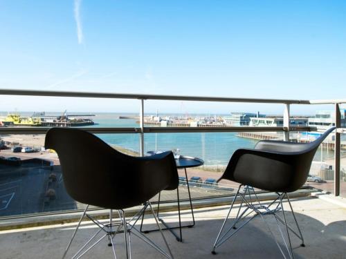d'un balcon avec deux chaises et une vue sur l'océan. dans l'établissement Luxury apartment near Scheveningen beach, à Scheveningen
