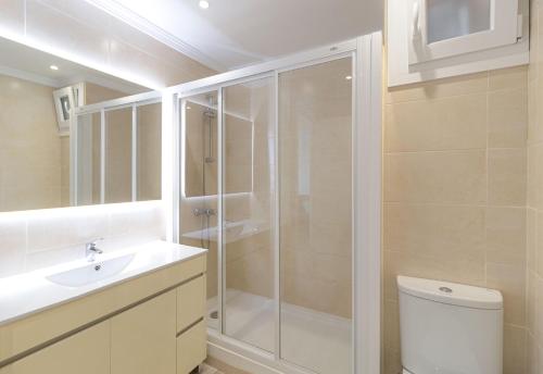 une salle de bain avec une douche, des toilettes et un lavabo dans l'établissement L'Ancora Beach, à Jávea