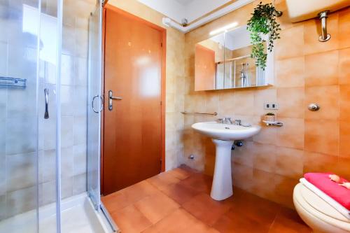 La salle de bains est pourvue d'une douche, d'un lavabo et de toilettes. dans l'établissement Appartamento Alba Rosa 5 - MyHo Casa, à Alba Adriatica
