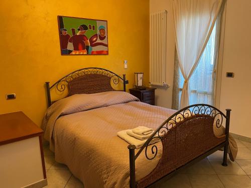 sypialnia z łóżkiem w żółtym pokoju w obiekcie B&B Martius 2 w mieście Martano