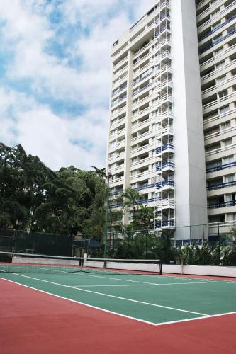 a tennis court in front of a tall building at HOTEL ALTAMIRA SUITES in Caracas