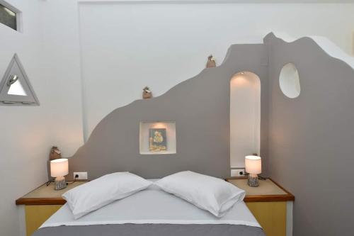 Postel nebo postele na pokoji v ubytování Freedom's house on Volaka Village Tinos
