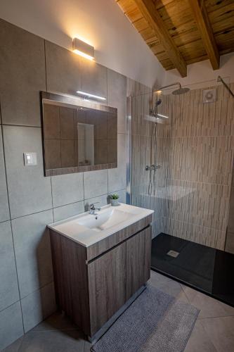 a bathroom with a sink and a shower at Casa da Clarinha, piscina, perto Sistelo e Ecovia do Vez in Arcos de Valdevez