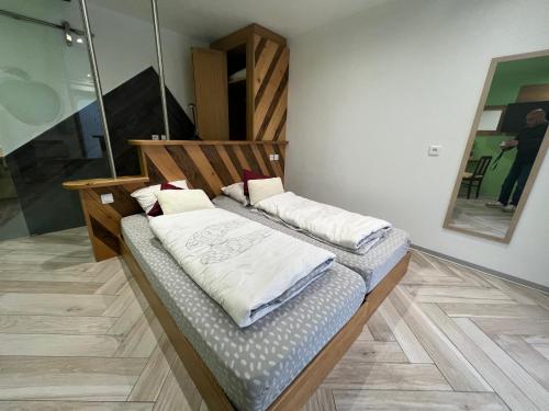 duas camas sentadas num quarto com em Le Domaine du Verger, Chambres d'Hotes em Osenbach