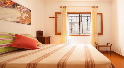 Un dormitorio con una cama grande y una ventana en Villa Magraner Catalina, en Pollensa