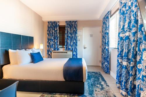 Кровать или кровати в номере Waterside Hotel and Suites