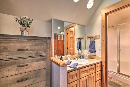 Ванна кімната в Klamath Falls Cabin Retreat with Deck and Grill!
