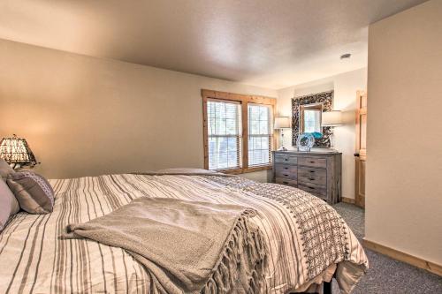Klamath Falls Cabin Retreat with Deck and Grill! tesisinde bir odada yatak veya yataklar