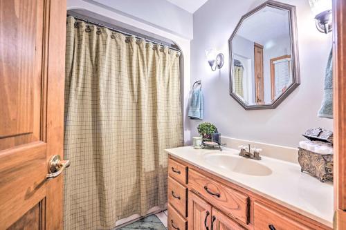uma casa de banho com um lavatório e um chuveiro em Serene Cabin with Riverfront Views and Access! em Fayetteville
