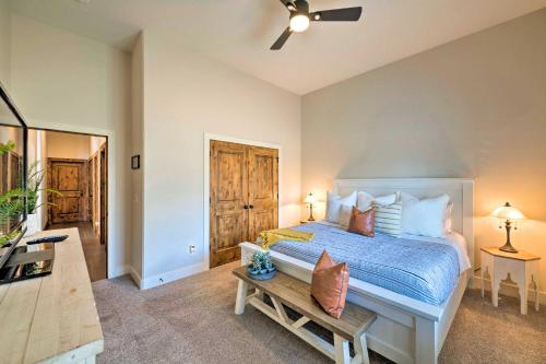 um quarto com uma cama com um edredão azul em Modern Farmhouse with Patio, Grill and Mtn Views! em Ogden