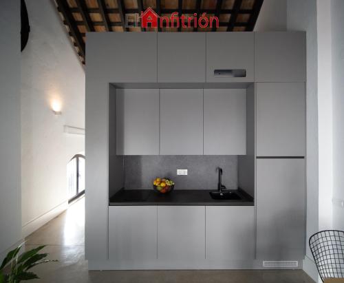 kuchnia z białymi szafkami i zlewem w obiekcie Bodega Mar - Velo de Flor w mieście Sanlúcar de Barrameda