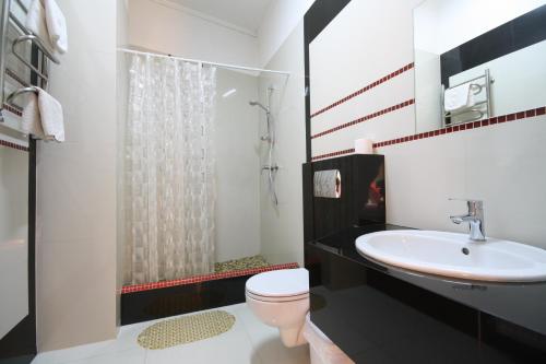 Chagari Hotel tesisinde bir banyo