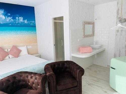 sypialnia z łóżkiem i krzesłem w obiekcie T-Homes Salamanca w Madrycie