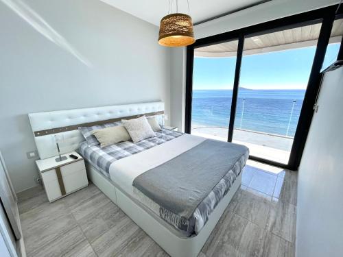 Postel nebo postele na pokoji v ubytování Exclusive Apartments on the first line of Benidorm Sol y Mar