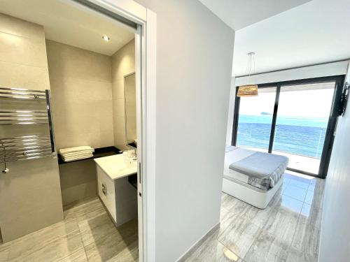 La salle de bains est pourvue d'un lit, d'un lavabo et d'une fenêtre. dans l'établissement Exclusive Apartments on the first line of Benidorm Sol y Mar, à Benidorm