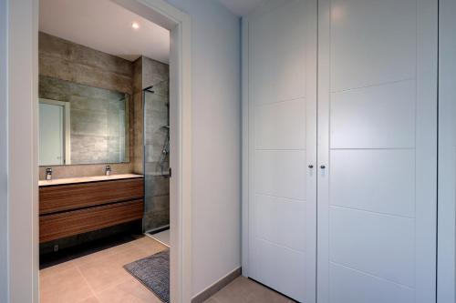Et badeværelse på 085 Modern Apartment in Trendy La Cala Golf Resort