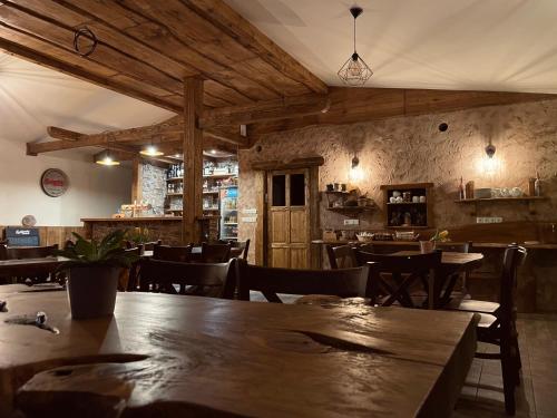 - un restaurant avec des tables et des chaises en bois dans une chambre dans l'établissement Chaty Na Malajce, à Karlovice