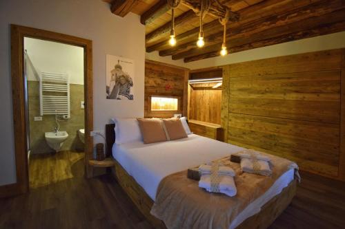 sypialnia z łóżkiem z dwoma ręcznikami w obiekcie Affittacamere da Annarè w mieście Candide