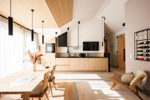 a kitchen and dining room with a table and chairs at Lebe`oetz - Das Ferienapartmenthaus im Zentrum von Oetz in Oetz