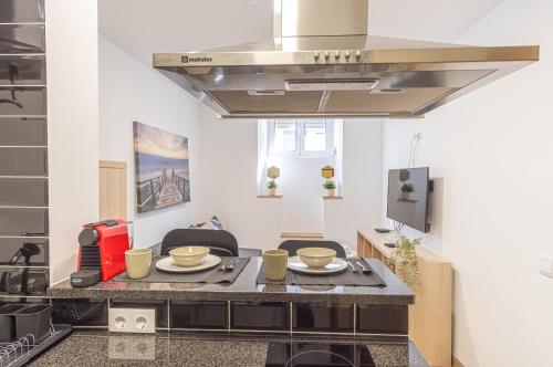 een keuken met een tafel met twee borden erop bij Belem Studio - Near Main Touristic Area in Lissabon