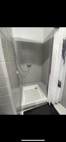 La salle de bains est pourvue d'une cabine de douche. dans l'établissement Le 35 Liberté-Spacieux appartement avec balcon et local vélos-Centre Commercial Polygone Béziers, à Béziers