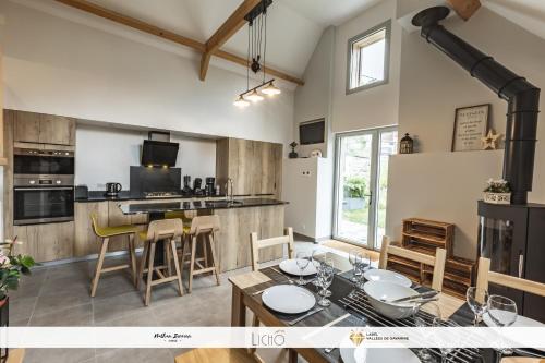 une cuisine et une salle à manger avec une table et des chaises dans l'établissement Grange Cornemusé au cœur des Pyrénées, à Beaucens