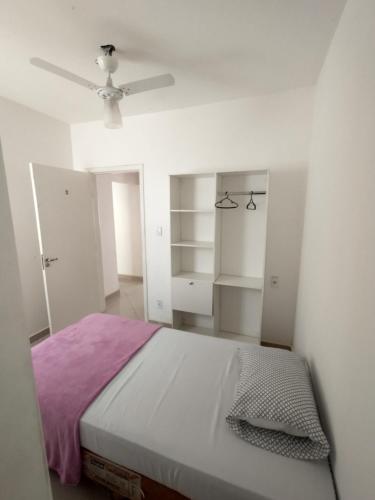 um quarto com uma cama e uma ventoinha de tecto em HOSPEDARIA POPULAR em Taubaté