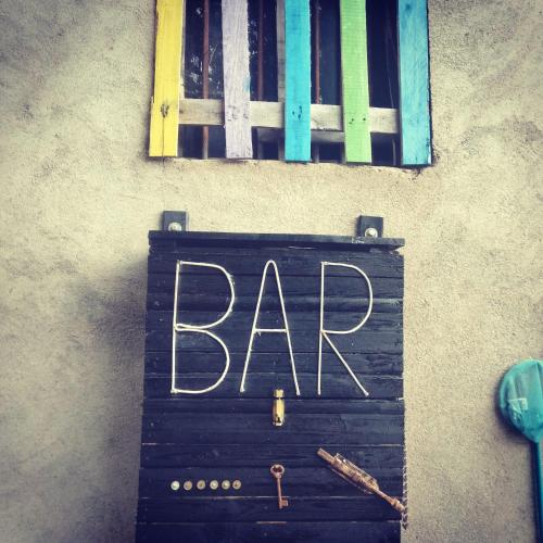 a bar sign on the side of a wall at Casa Rural El Arroyo in Sotoserrano