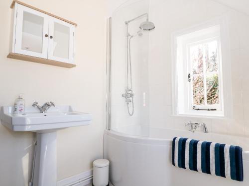 A bathroom at Apple Tree Cottage