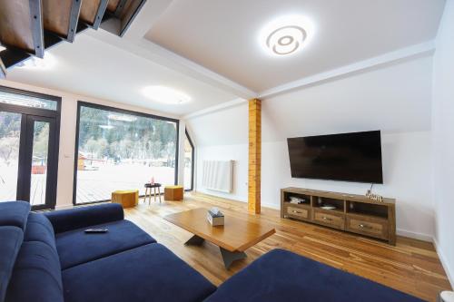 Μια τηλεόραση ή/και κέντρο ψυχαγωγίας στο Cabana Cozy Cabin A Frame
