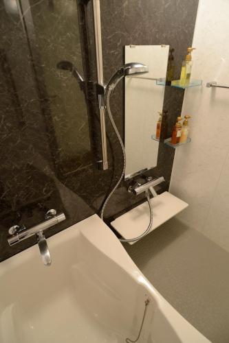 Ένα μπάνιο στο 御堂筋ホテル 天然温泉ぼてぢゅう難波温泉 美肌の湯 Midosuji Hotel NaturalHot Spring