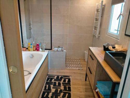une salle de bain avec une baignoire et un lavabo et une baignoire dans l'établissement Chez Michele et Jean Louis, à Pignans