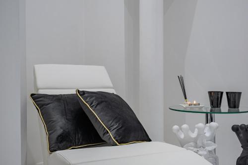 Un pat sau paturi într-o cameră la Dubai Style