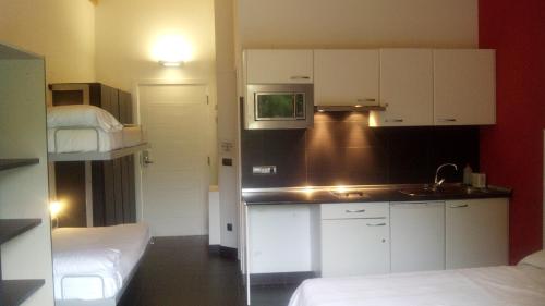 Η κουζίνα ή μικρή κουζίνα στο Albergue/Auberge ULIA Youth Hostel