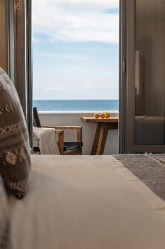 Postel nebo postele na pokoji v ubytování Almyra Oia Suites
