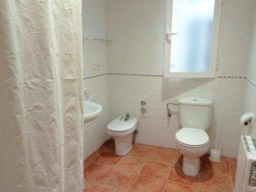 uma casa de banho branca com um WC e um lavatório em EL RINCÓN DE BLASA em Cazorla