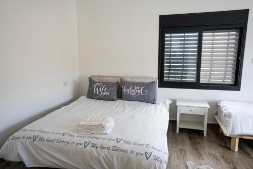 Postel nebo postele na pokoji v ubytování Bitra hermon suites